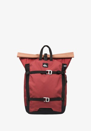 Czerwono-czarny plecak z zamknięciem na rolkę, beżową wewnętrzną podszewką, przednimi klamrami, boczną kieszenią na zamek oraz górnym uchwytem.