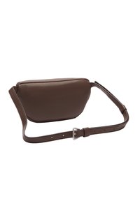 Borsa a tracolla in pelle marrone con una texture liscia, forma arrotondata e tracolla regolabile con un cinturino in tono argento. Design minimalista.