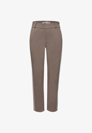 Spodnie typu slim w kolorze taupe, z elastycznym pasem, szlufkami na pasek, bocznymi kieszeniami oraz białymi paskami biegnącymi wzdłuż zewnętrznych stron nogawek.