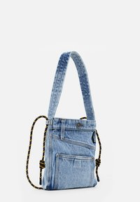 Denim Schultertasche mit einer Fronttasche, verstellbaren schwarz-gelben geflochtenen Trägern und einem Knopfverschluss. Leicht und kompakt im Design.