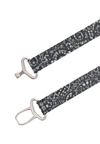 Svart mönstrad rem med en metallklämma, med intrikata mönster i silver. Remmen är platt och slät med en strukturerad yta.