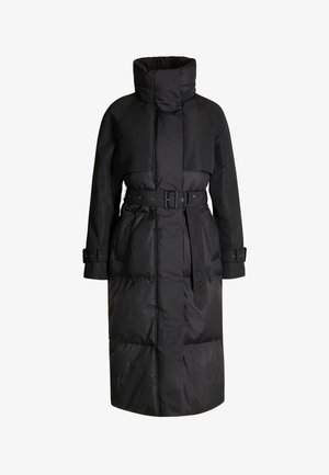 Long manteau d'hiver noir matelassé avec col montant, taille ceinturée, détails de boucle sur les poignets et fermeture avant dissimulée.
