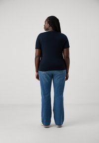Tommy Hilfiger Curve SLIM CODY - T-shirt basic - desert sky