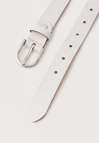 Biely kožený opasok s trblietavým povrchom, kovovou prackou a nastaviteľnými otvormi. Má hladkú textúru a zúžený koniec.