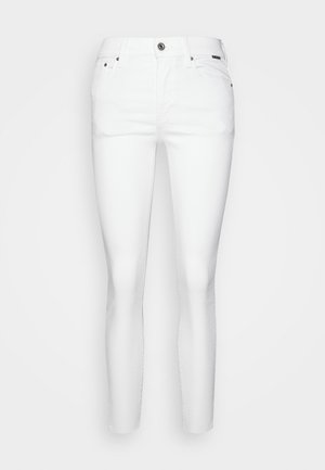 Jeans blancos de corte ajustado con cierre de botones, bolsillos delanteros y traseros, y trabillas para cinturón, mostrados sobre un fondo neutro.