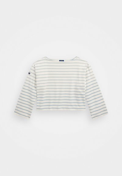 Balta trumpa ilgomis rankovėmis marškinėliai su šviesiai mėlynomis horizontaliomis juostelėmis. Turi apvalų iškirpimą ir mažą logotipą ant kairės rankovės.