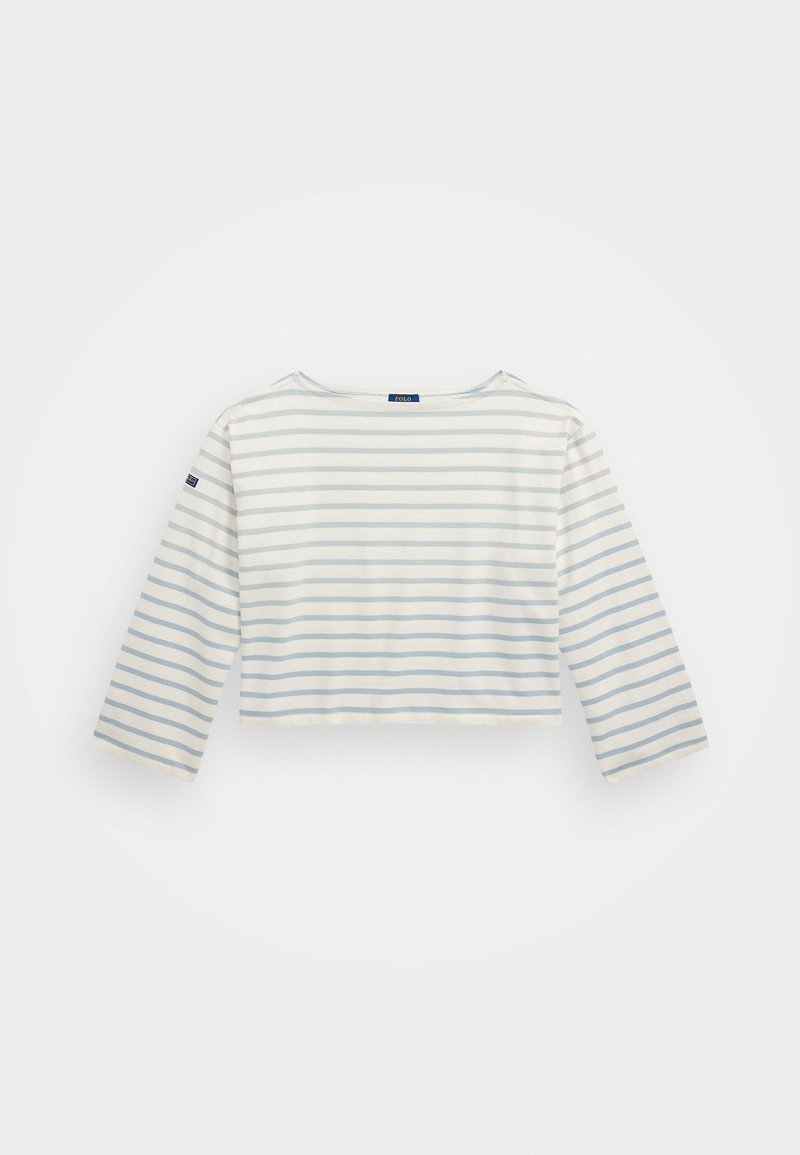 Hvit avkortet skjorte med lange ermer og lyseblå horisontale striper. Har en rund hals og en liten logo på venstre erme.