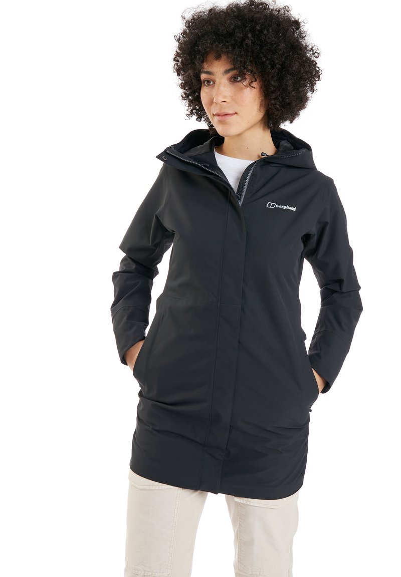 Schwarze, wasserdichte Jacke mit Kapuze, langen Ärmeln, einem Reißverschluss vorn und Taschen an den Seiten. Glatte Oberfläche mit minimaler Markenbeschriftung.
