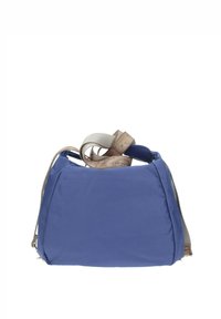 Zaino blu con esterno in tessuto morbido, dotato di una tracolla color crema e dettagli in pelle marrone. Il suo design è arrotondato e compatto.