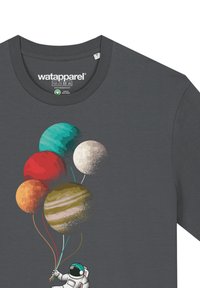 Grijs t-shirt met daarop een afbeelding van een astronaut die kleurrijke ballonnen in de vorm van planeten vasthoudt in blauw, rood, wit, oranje en bruin.