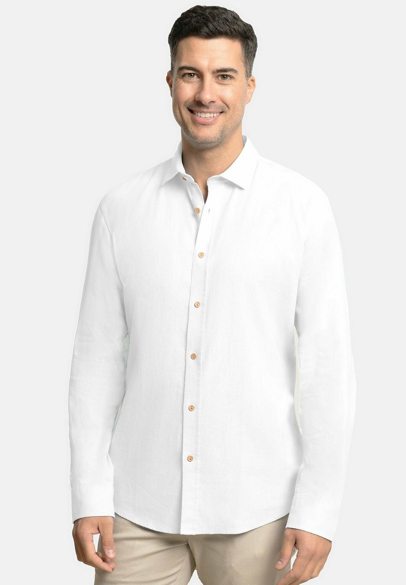 Camisa de lino blanca con un ajuste Slim, cuello extendido y acentos de botones de madera. Mangas largas con puños abotonados, textura suave.