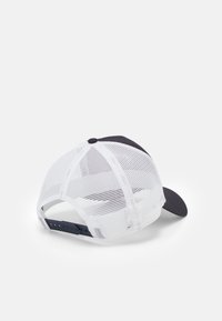 Dunkelblaue Mütze mit gebogenem Schirm und weißem Netzrücken. Verfügt über einen Snapback-Verschluss für eine verstellbare Passform. Texturiertes Material auf der Vorderseite.