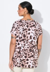 Tričko s krátkým rukávem v leopardím vzoru z měkké látky, v odstínech růžové a hnědé. Zadní strana má kulatý výstřih a volný střih.