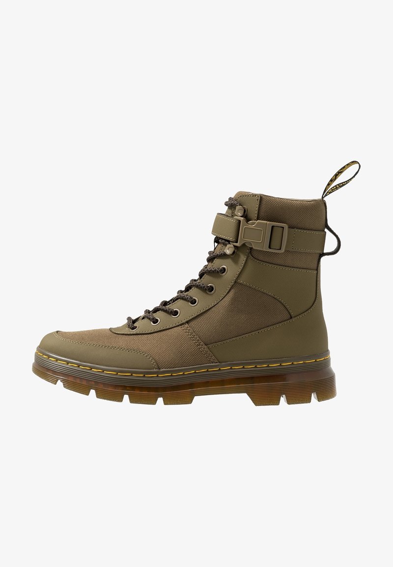 Botte montante vert olive en tissu texturé, lacets à l'avant, bride à boucle et semelle épaisse translucide avec surpiqûres jaunes.