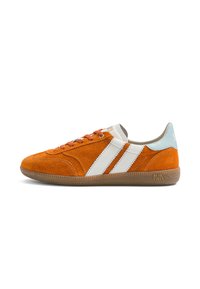 Baskets en daim orange avec des bandes en cuir blanc, des lacets marron, une languette de talon bleu clair et une semelle en gomme texturée, vues de côté.