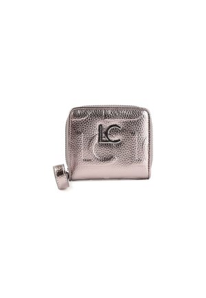 Cartera de cuero metálico rosa con superficie texturizada, cierre de cremallera y un tirador circular con el logotipo "LC."
