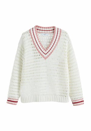 Biały sweter o otwartym splocie z kołnierzem w serek i mankietami ozdobionymi różowymi i czerwonymi paskami.