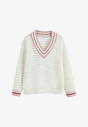 Weißer, locker gestrickter Pullover mit V-Ausschnitt und Bündchen mit pinken und roten Streifen.