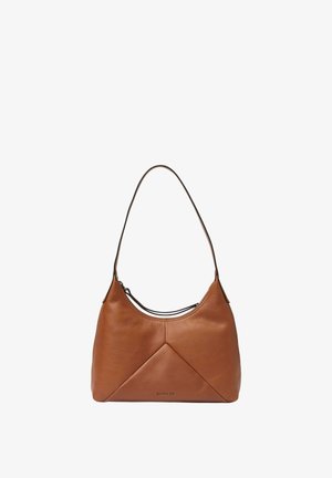 Brun läder axelväska med en distinkt triangulär design i botten, smal axelrem och subtila metallaccenter.