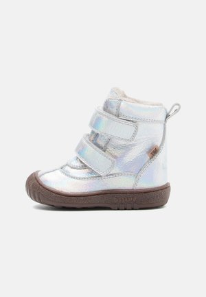Stivali metallici argento per bambini piccoli con due cinturini in velcro, una morbida fodera interna e una suola in gomma marrone per trazione e durata.