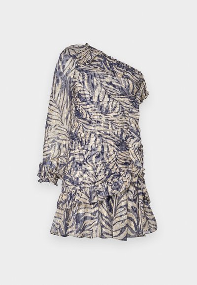 Vieno peties suknelė, pagaminta iš permatomo audinio su mėlynomis ir smėlio spalvos lapų raštais, turinti raukšlėtus akcentus ir banguotą apdailą.