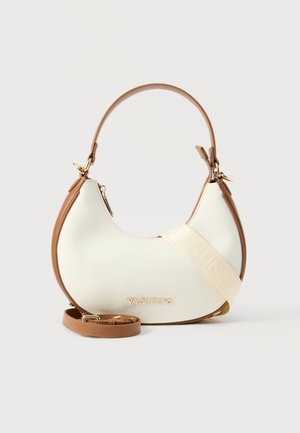 Geantă de mână crem și maro închis, în formă de semilună, cu accesorii aurii, logo Valentino, curea detașabilă și mâner scurt, pe un fundal simplu.