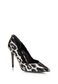 Escarpin noir et argenté à bout pointu avec motif léopard et talon aiguille sur fond blanc.