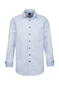 Camicia a maniche lunghe azzurro chiaro con colletto a punta, bottoni scuri e taschino sul petto. I polsini presentano una texture a rete contrastante.
