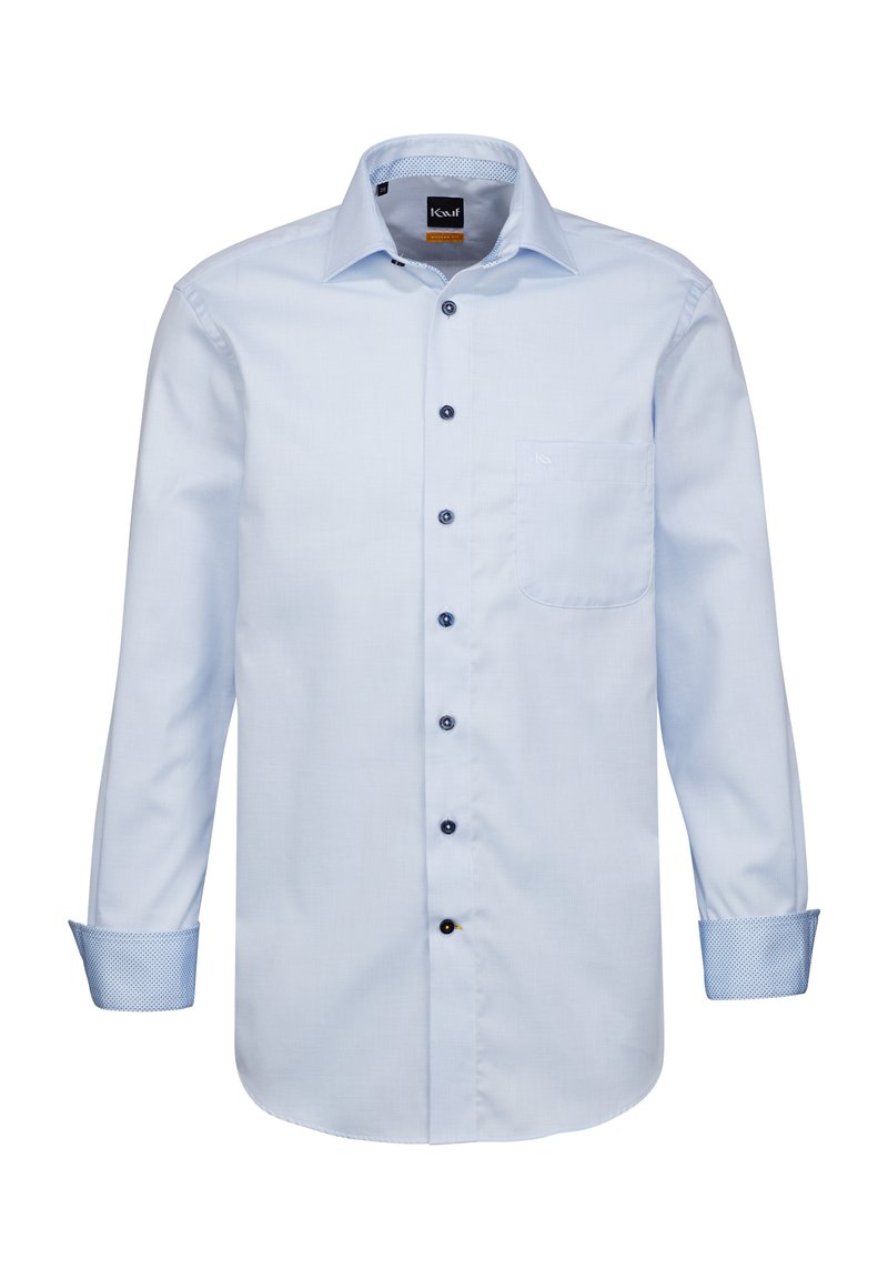 Camicia a maniche lunghe azzurro chiaro con colletto a punta, bottoni scuri e taschino sul petto. I polsini presentano una texture a rete contrastante.