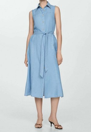 Vestido midi sin mangas de color azul claro con botones delanteros, collar y cinturón en la cintura, combinado con sandalias de tacón marrones con tiras.