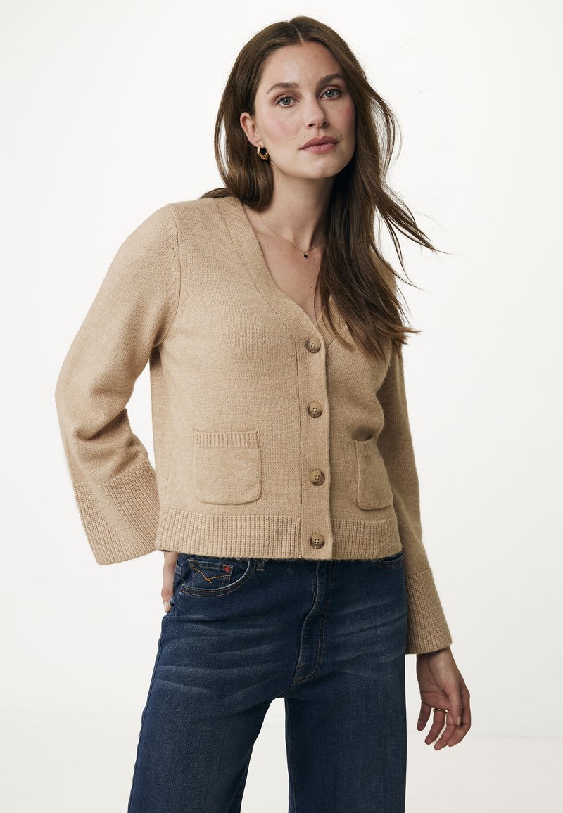 Beige ullkofta med V-ringning, framknappar, ribbade ärmslut och två framfickor, med en mjuk textur och avslappnad passform.