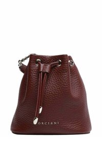 Borsa a secchiello in pelle rossa testurizzata con chiusura a coulisse, dettagli in metallo color argento e logo frontale. Tracolla a catena inclusa.