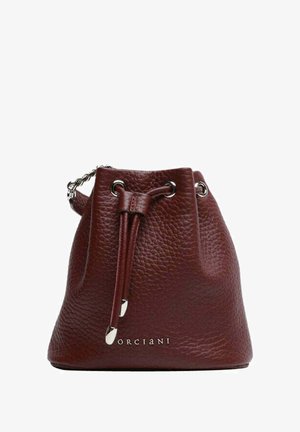 Borsa a secchiello in pelle rossa testurizzata con chiusura a coulisse, dettagli in metallo color argento e logo frontale. Tracolla a catena inclusa.