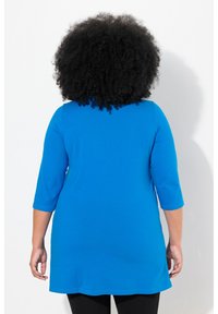 Blauwe tuniek met lange mouwen, een ronde halslijn en een losse pasvorm, gemaakt van een zachte stof. De achterkant heeft een afgeronde zoom.