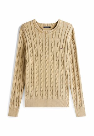 Beige kabelstrikket sweater med rund halsudskæring, ribstrikkede manchetter og nederste kant, samt en lille logo-detajle på brystet. Blød tekstur, lange ærmer.