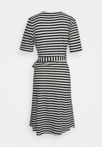 Vestido riscado com riscas alternadas em preto e branco, mangas curtas, decote redondo e um cinto atado na cintura. Design de saia evasé.
