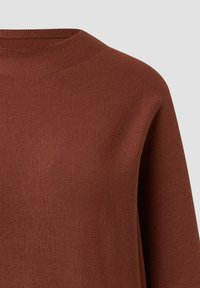Brązowy, teksturowany sweter z dzianiny z okrągłym dekoltem i opadającymi szwami ramion. Materiał jest gładki i nieco elastyczny, co zwiększa komfort noszenia.
