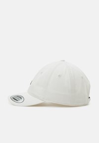 Casquette de baseball blanche en coton, avec une visière courbée, design à six panneaux, sangle ajustable à l'arrière et logo brodé à l'avant.