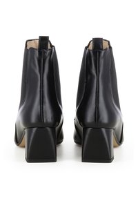 Zwarte leren enkelboots met een stevige blokhak, een gladde textuur en een achterste aantreklip. Ontwerpelementen zijn onder andere gestikte details.