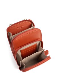 Portafoglio in pelle arancione con più scomparti, dotato di chiusura con zip, slot per card e una superficie testurizzata.