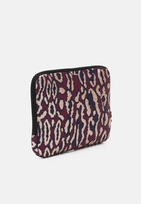 Etui na laptop w wzór panterki w odcieniach burgundowym, kremowym i granatowym. Wykonane z teksturowanej tkaniny, z czarnym zamkiem błyskawicznym i wyściełanymi brzegami.