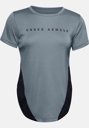 Camiseta deportiva gris con la marca Under Armour. Cuenta con mangas cortas, cuello redondo y paneles laterales de malla negra para ventilación.