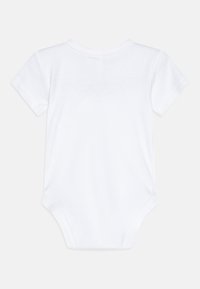 Bodysuit branco de algodão, de manga curta, com um decote redondo e fecho de botões. Textura suave e design simples, sem padrões ou detalhes adicionais.
