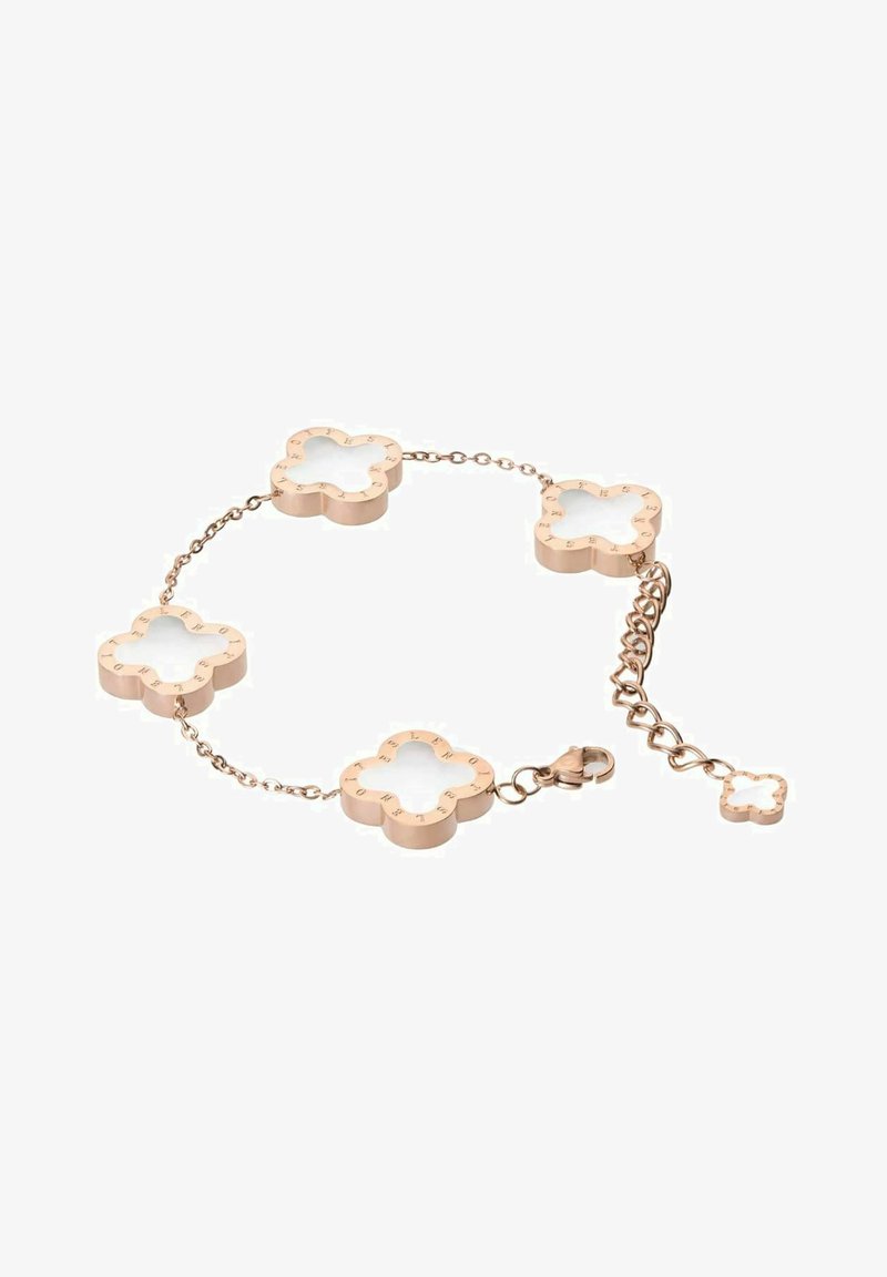 Bracelet délicat en or avec quatre incrustations blanches en forme de trèfle et un fermoir chaîne réglable avec un petit charm trèfle assorti.