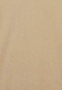 Tissu tricoté beige avec un motif texturé. Le tissage est serré et régulier, créant une apparence lisse. Pas de détails ou d'embellissements supplémentaires.