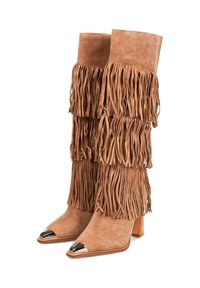Botas de ante hasta la rodilla en marrón claro, con detalles de flecos en capas, punta afilada y acentos metálicos en la zona del dedo del pie.