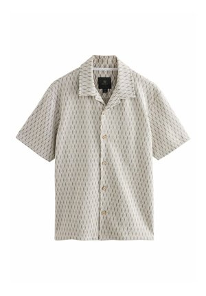 Beżowa koszula z krótkim rękawem, ozdobiona powtarzającym się wzorem diamentowym, z kołnierzykiem i pięcioma guzikami z przodu.