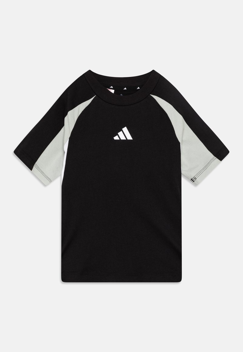 Juoda trumpa rankovė marškinė su pilkais raglanais ir baltu logotipu ant krūtinės. Pagaminta iš minkštos medžiagos su tekstūrine apdaila.