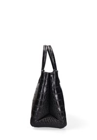 Borsa in pelle nera con stampa a coccodrillo, dotata di due manici eleganti e forma triangolare, caratterizzata da una finitura testurizzata e bordi lisci.