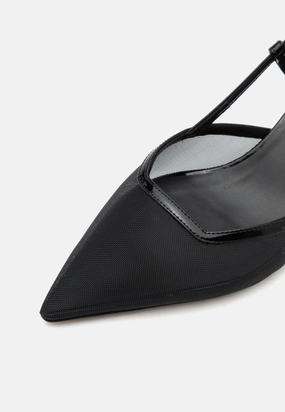 Chaussure slingback noire à bout pointu en tissu mesh et garniture en cuir verni, avec une bride sur le cou-de-pied.